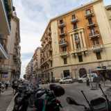 Ma eccoci arrivati all�incrocio con via Cardassi (sulla sinistra) e corso Sonnino (sulla destra). A manca (e di fronte a noi) si estende il quadrilatero dell�Umbertino, mentre dall�altra parte si entra nel cuore del Madonnella